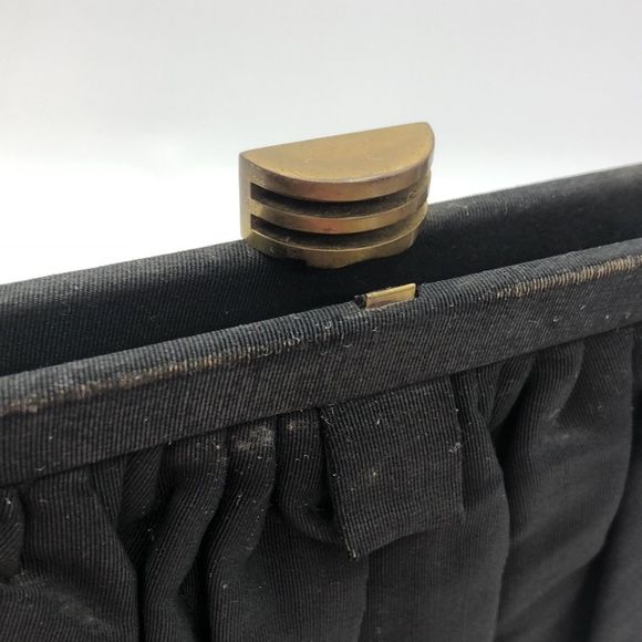 Vintage Mid-Century MM Black pleated fabric handbag with bronze clasp - Picture 6 of 9